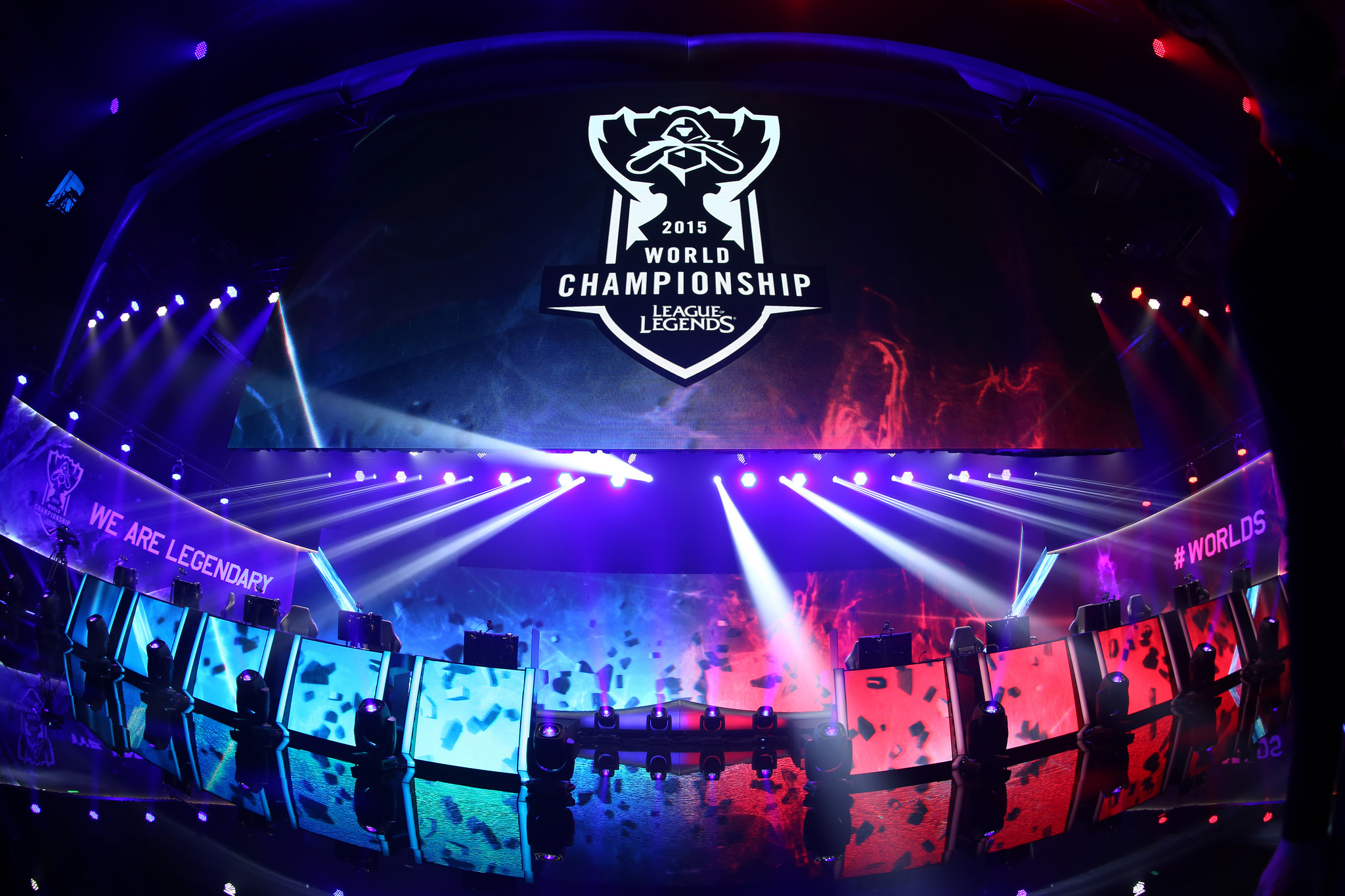 李青在713天后回到了中路，并且 Doinb 赢得了他复出后的首场胜利！